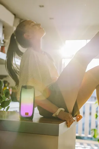 Vista 2 de JBL Pulse 4 Altavoz Bluetooth portátil impermeable con espectáculo de luz - negro