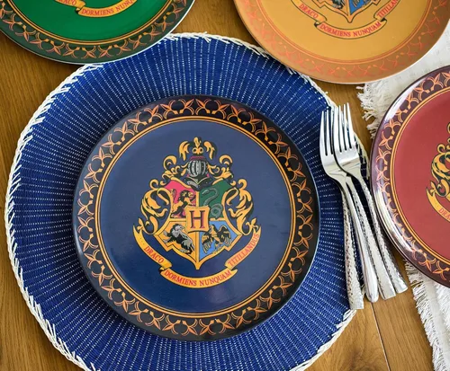 Vista 2 de Silver Buffalo Harry Potter Hogwarts Crest Solid Diamond Pattern Juego de 4 platos de melamina de 10 pulgadas Harry Potter Hogwarts Crest - Juego