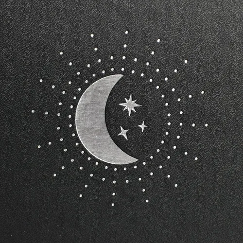 Vista 9 de RICCO BELLO Diario de cuadrícula de puntos de tapa dura, estrellas de luna negra, 5.7 x 8.4 pulgadas Diseño plano, soporte para bolígrafos, papel