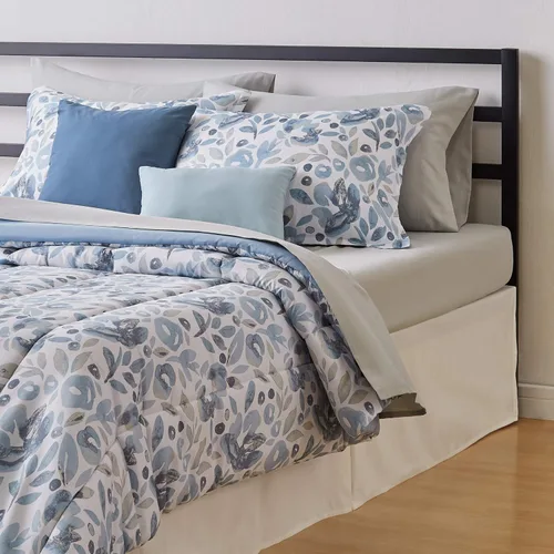 Vista 2 de Amazon Basics Juego de edredón Queen, microfibra suave, lavable a máquina, color acuarela azul con estampado floral, 10 piezas