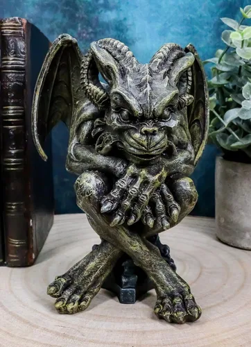 Vista 2 de Ebros Gift Gárgola con cuernos de carnero alado sentado en la catedral, estatua de pedestal de 6 pulgadas de alto, Osario de fantasía oscura