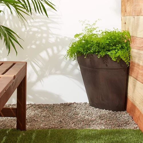 Vista 6 de Arcadia Garden Products PSW Pot Collection - Maceta triangular de esquina para plantas y jardines de interior y exterior, 13.5 x 17.5 pulgadas