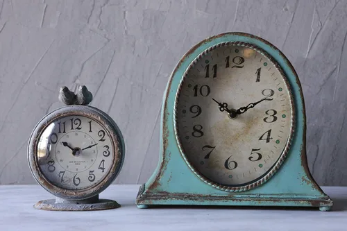 Vista 3 de Creative Co-Op Reloj de repisa de metal con acabado aguamarina