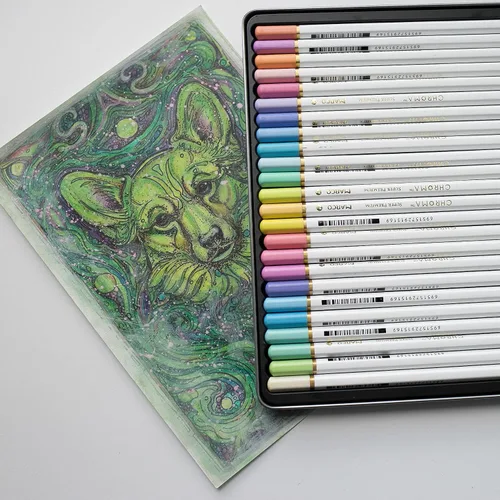 Vista 7 de Lápices de colores pastel Marco Chroma Manga Juego de 24 unidades en caja de metal; dureza 2B, suministros de dibujo profesional para niños