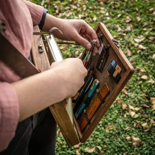 Vista 6 de Bolso mensajero de madera hecho a mano de cuero convertible, mochila mensajero de un hombro de 8.6 x 7 x 2.3 pulgadas, bolsa de mensajero unisex