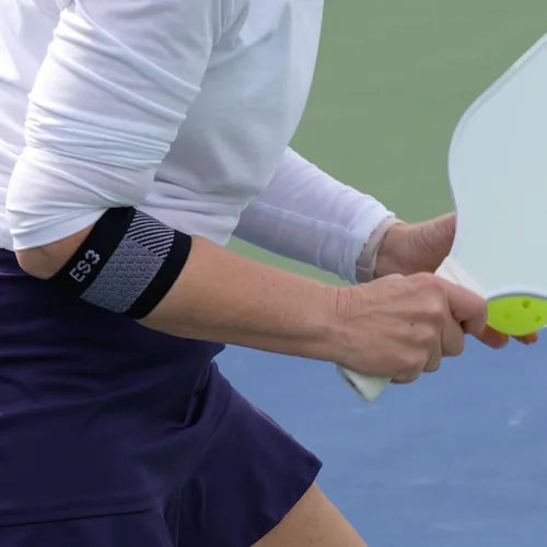 Vista 7 de OrthoSleeve Codera ES3 diseñada para prevenir y revivir el dolor asociado con codo de tenista, codo de golfista, dolor general de codo y dolor