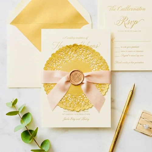 Vista 5 de Hojas decorativas de encaje de papel metálico de 8 pulgadas, elegantes, resistentes y desechables, ideales para presentación de alimentos y uso
