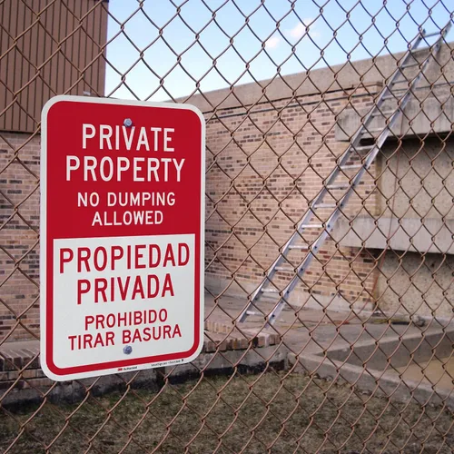 Vista 3 de SmartSign Letrero de metal bilingüe con texto en inglés "Private Property - No Dumping Allowed, Prohibido Tirar Basura" de 18 x 12 pulgadas