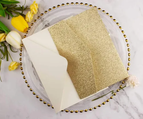 Vista 3 de Juego de 25 tarjetas de invitaciones de boda de 5 x 7.28 pulgadas con purpurina dorada clara, tres pliegues, cortadas con láser, corte hueco