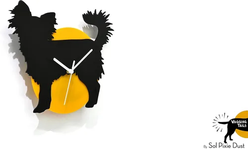 Vista 2 de Wagging Tail - Perro Chihuahua de pelo largo - Silueta negra y amarilla - Reloj de pared - Idea de regalo para dueño de perro - Amante de perros