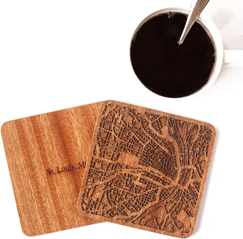 Vista 4 de O3 Design Studio - Posavasos de madera de sapeli con mapa de la ciudad de San Luis, Missouri, 4 unidades, hecho a mano, múltiples ciudades