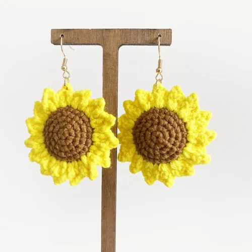 Vista 9 de Aretes colgantes únicos y ligeros hechos a mano con forma de girasol grande, bonitos aretes de gancho floral de flor bohemia para mujer, fiesta