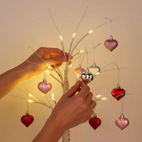Vista 6 de Árbol de abedul iluminado para el día de San Valentín con adornos de corazón, lámpara LED romántica de árbol de ramita de abedul de mesa, 24 luces