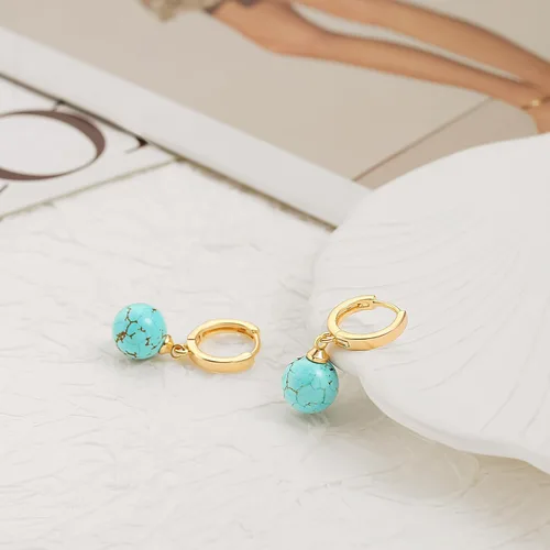 Vista 7 de Pequeños aretes de aro de oro con forma de concha y perlas colgantes, ligeros, hechos a mano, joyería para mujer