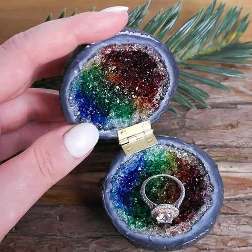 Vista 2 de ZXYWW Crystal Geode, caja redonda para anillos de cuarzo con geoda de ágata, organizador de joyas para mujeres y niñas, recuerdo de boda, arco iris