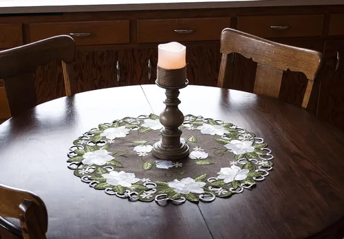 Vista 3 de Hermoso diseño floral de magnolia blanca y hojas verdes bordadas en lino de poliéster marrón redondo de 23 pulgadas o 33 pulgadas