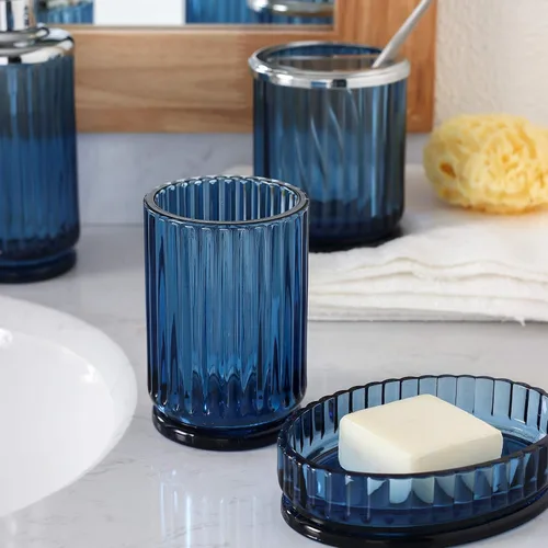 Vista 5 de Juego de 4 accesorios de baño de vidrio azul pesado con patrón decorativo prensado, incluye dispensador de jabón de mano, vaso, jabonera y soporte