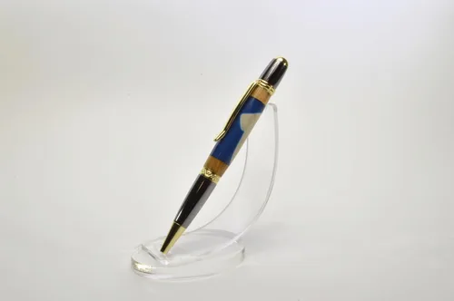 Vista 5 de Mickey Mantle Twist Pen titanio negro y titanio dorado está hecho con madera de los asientos de madera del Yankee Stadium y una muestra de un juego