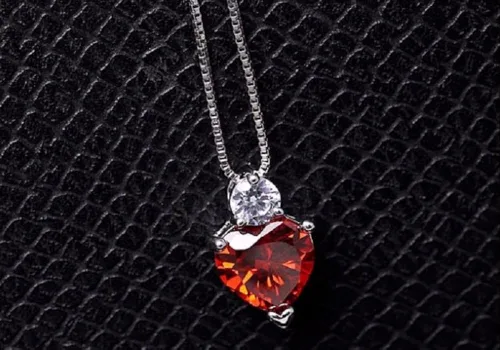 Vista 2 de Juego de joyas de collar y aretes de corazón rubí