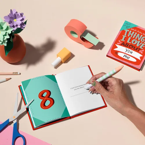 Vista 9 de Em & Friends About You Fill in the Love Book
