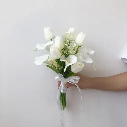 Vista 2 de Pequeño ramo blanco de tulipanes con lirios artificiales para damas de honor