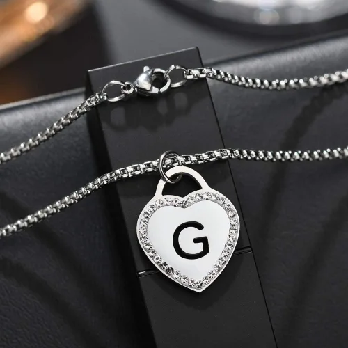 Vista 4 de Calis Collar plateado de acero inoxidable para mujer, diseño de corazón con inicial pequeña. Collar para regalar a la novia, 26 letras del alfabeto.