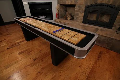 Vista 4 de Mesas de Shuffleboard LED Atomic de 9 pies con superficie de juego recubierta de polímero para una acción suave y rápida de disco y patas