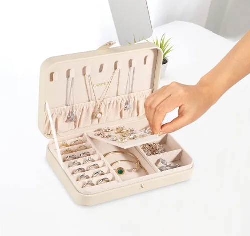 Vista 5 de LANDICI Joyero pequeño para mujeres y niñas, estuche organizador de joyas de viaje de piel sintética, soporte portátil de almacenamiento de joyas