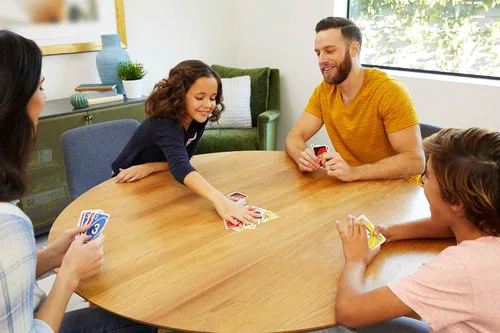 Vista 2 de Mattel Games Juego de 3 juegos con UNO, Skip-Bo y DOS, juegos de viaje para niños y noche familiar con caja de lata de almacenamiento