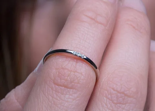 Vista 5 de Anillo delgado de mujer con 3 diamantes en oro macizo de 9K, 14K y 18K, fino hecho a mano, anillo midi, delicado anillo de diamantes, anillo