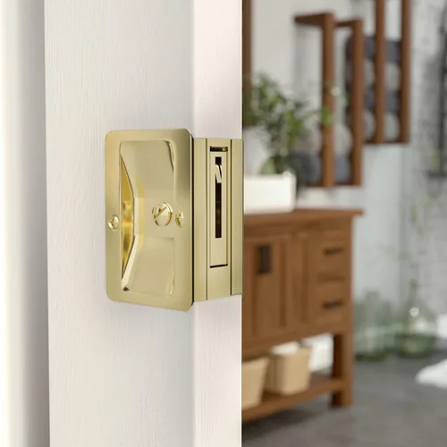 Vista 2 de Richelieu Hardware 1701BPSBC Tirador de Puerta Corredera Onward, Cerradura de Privacidad, 3 1/4 pulg (82 mm), Rectangular, Latón