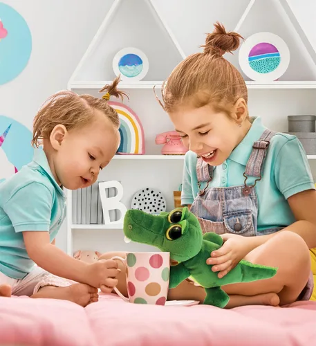 Vista 5 de DolliBu - Animal de peluche de cocodrilo verde, súper suave, ojos grandes abrazables para niños y adultos, 6 pulgadas