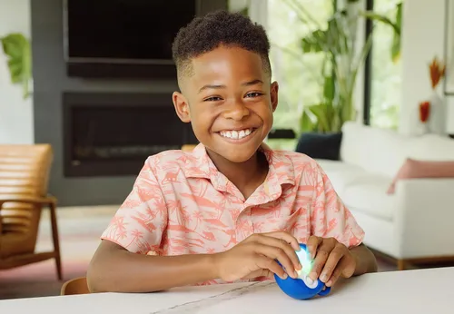 Vista 5 de Buffalo Games Pop It Go – The Original Light Up – Juego de estampado colorido para niños y familias en movimiento, a partir de 5 años, de Buffalo