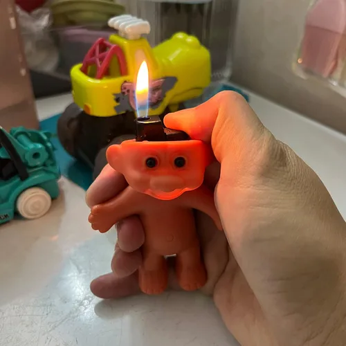 Vista 3 de 2 mini bolsas para encendedor de muñecas Troll, fundas de silicona para encendedores, soporte creativo para encendedor con mini disfraz y sombrero