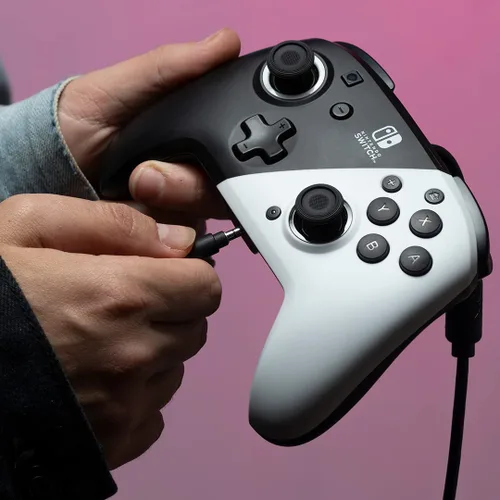Vista 7 de PDP Gaming Faceoff Deluxe+ Wired Switch Pro Controller - Officially Licensed by Nintendo - OLED Model- BlackWhite - Nintendo Switch
