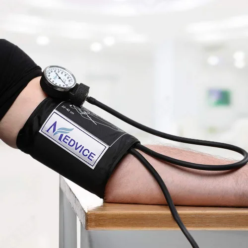 Vista 7 de MEDVICE - Manguito de presión arterial manual - Esfigmomanómetro aneroide de tamaño universal - Monitor de presión arterial para enfermeras - Mejor