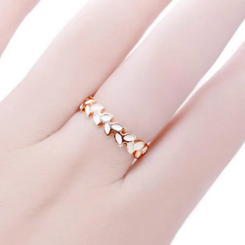 Vista 4 de Taoqiao Anillo con forma de rama de olivo, con detalles de esmaltado blanco.