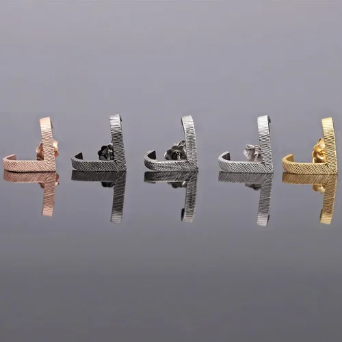 Vista 7 de Emmanuela - Aretes de aro texturizados en forma de V, plata de ley 925 chapada en oro, estilo minimalista, moderno, sexy, hipoalergénicos y sin