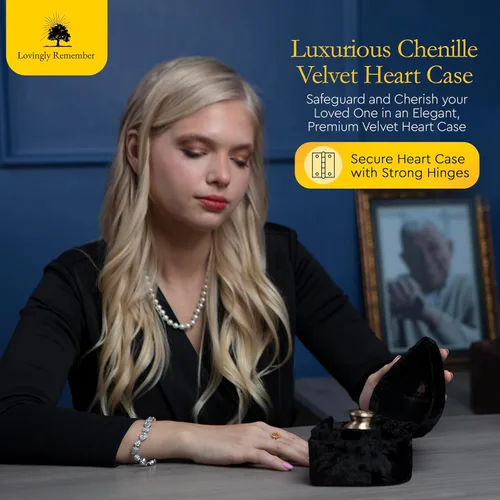 Vista 2 de Mini urnas para cenizas humanas de recuerdo – Caja de latón dorado y terciopelo de chenilla con forma de corazón