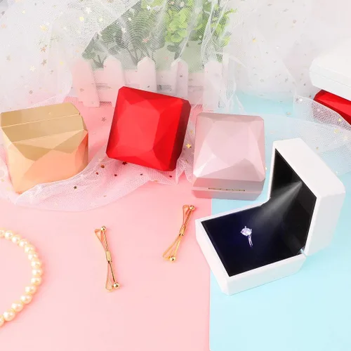 Vista 7 de iSuperb Caja de anillo de compromiso cuadrada con caja de luz LED, caja de regalo para propuesta, aniversario de boda (dorado)