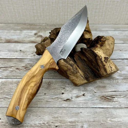 Vista 2 de CUCHILLO DE CAZA CON FUNDA, CUCHILLO DE CAZA CON MANGO DE OLIVA, CUCHILLA DE ACERO N690, FUNDA DE CUERO ORIGINAL Y VARILLA FERRO