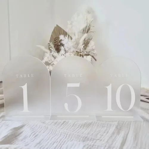 Vista 6 de Números de mesa de arco esmerilado para recepción de boda, paquete de 10 piezas de 5x7" Signos acrílicos de arco esmerilado con soporte, números