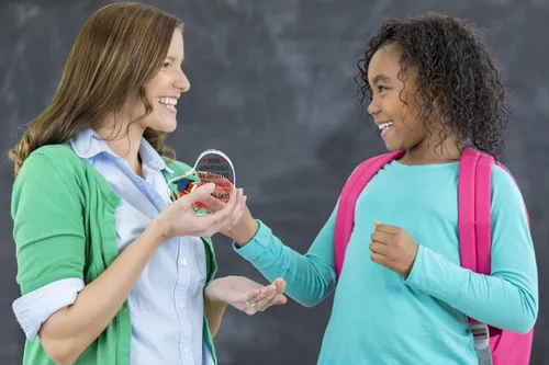 Vista 2 de WaaHome Regalos de graduación universitaria para ella y él mayores, regalos inspiradores para mujeres y hombres, recuerdo y pisapapeles, regalos