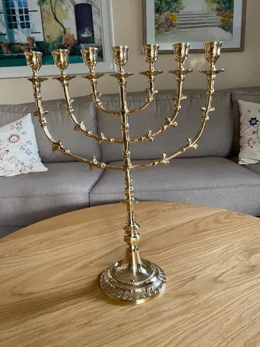 Vista 5 de The Living Branch Menorah 7450, diseño icónico, alto 16 pulgadas, menorá de latón de Israel