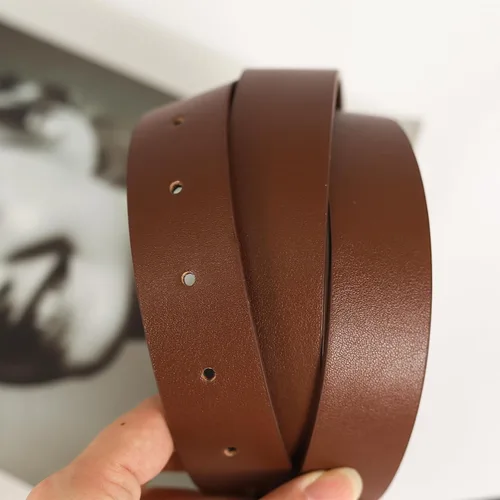 Vista 232 de Cinturón de cuero clásico con hebilla de metal para mujer con vestido de jeans