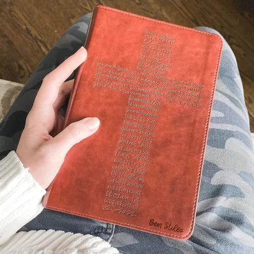 Vista 2 de JOY CREATIVE Biblia de estudio estudiantil ESV Personalizado con nombre El diseño personalizado está escrito a mano y grabado con láser Regalo