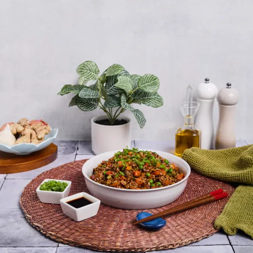 Vista 3 de Lee Kum Kee Salsa de Soja Baja en Sodio (64 oz - 1 Paquete) Vegana, Frijoles de Soja No Transgénicos Sabor Umami Perfecta para Marinadas