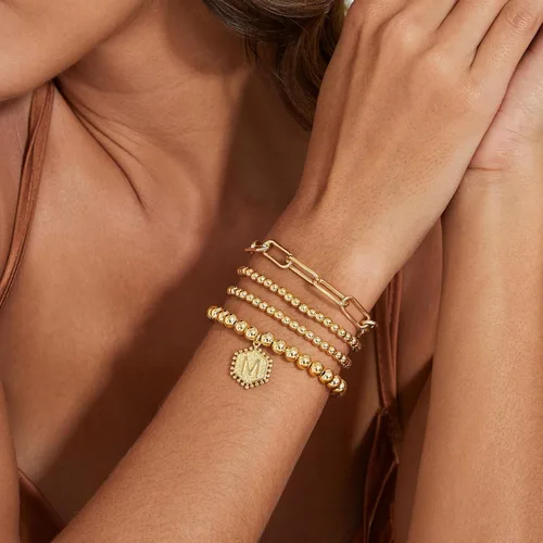 Vista 3 de doubgood - Pulseras de cuentas doradas para mujer, apilables, elásticas, chapadas en oro auténtico de 14 quilates, con dije de letras