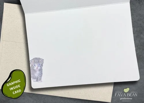Vista 2 de Adorable tarjeta de felicitación de gatito gris (5 x 7 pulgadas) con sobre. En blanco con bonita imagen de gato en el interior. Perfecta
