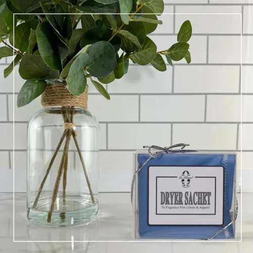 Vista 2 de Le Blanc® Paquete individual de bolsa de secadora azul violeta - Bolsa de tela perfumada de lujo para tu secadora (1 unidad)